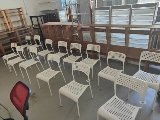 Quatorze chaises PVC et m�tal